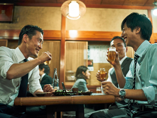 スタジアムパンツ　使えるシーン　食事・会食