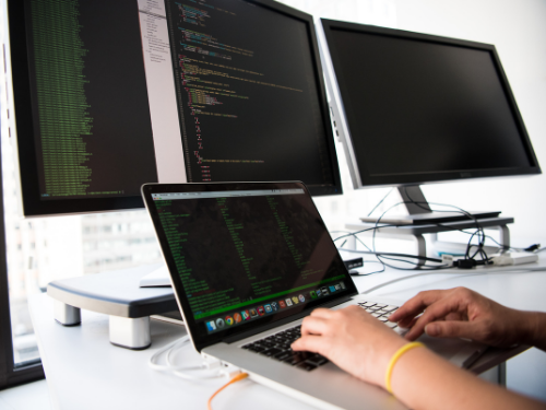 スタジアムパンツ　使えるシーン　デスクワーク